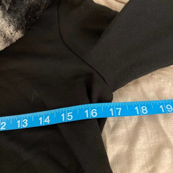 Saks Fifth Avenue Sweater‎ Womens Sz S Black Knit Gray Faux Fur Collar Pullover - Picture 6 of 8